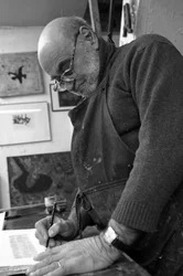 Portret van Dikran Daderian, Libanese schilder en graveur. Ondertekening van een gravure. Pasnic graveerwerkplaats in Parijs in 2008