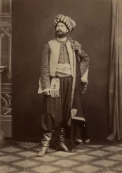 Portret van een man in traditionele Tunesische kleding genomen tijdens de expeditie in Tunesië