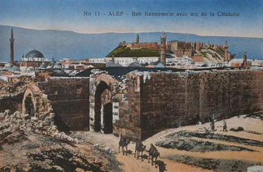 Ansichtkaart met Bab Quinnasrin en de citadel in Aleppo, ca. 1920