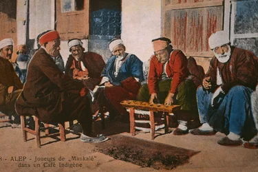 Ansichtkaart met mancala-spelers in een café in Aleppo, Syrië, c.1920