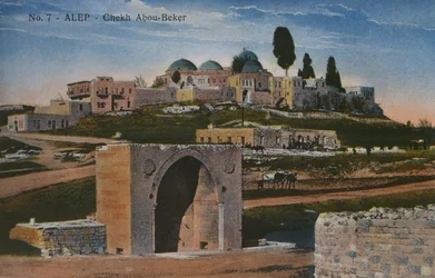 Ansichtkaart van de Shaykh Abu Bakr-moskee in Aleppo, Syrië, ca. 1920 (kleur fotolitho)