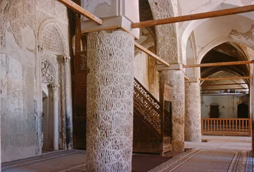 Gebedshal met kolommen en de mihrab (gebedsnis), waarschijnlijk gebouwd in de 10e eeuw