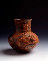 Precolumbiaanse kunst, Mayabeschaving, vroege postklassieke periode: aardewerken kruik met een voorstelling van de god Tlaloc. Uit Asunción Mita, Jutiapa, Guatemala. Afmetingen: h. 14 x diam. 7,6 cm. Guatemala, Nationaal Museum voor Archeologie en