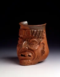 Precolumbiaanse kunst, Mayabeschaving, postklassieke periode: antropomorfe vaas van klei die het hoofd van een oude man met diadeem en oorbellen voorstelt. Afmetingen: hoogte 15,5 x breedte 10 cm. Guatemala, Nationaal Museum voor Archeologie en Etnologie