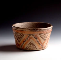 Precolumbiaanse kunst, Mayabeschaving, klassieke periode: polychrome aardewerken schaal, versierd met zigzaglijnen en driehoeken. Uit Petén, Guatemala. Afmetingen: h. 10 x diam. 10,6 cm. Guatemala, Nationaal Museum voor Archeologie en Etnologie