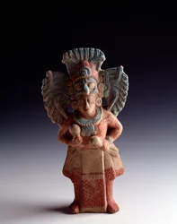 Precolumbiaanse kunst, Mayabeschaving, laat-klassieke periode: antropomorf aardewerken beeldje van een staande figuur, dat als muziekinstrument dient. Uit Nebaj, Quiché, Guatemala. Afmetingen: 21 x 11 cm. Guatemala, Nationaal Museum voor Archeologie en