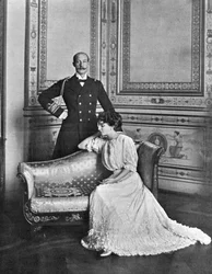 Prins Georges van Griekenland en prinses Marie Bonaparte in het herenhuis van prins Roland Bonaparte, Parijs, foto door Paul Boyer