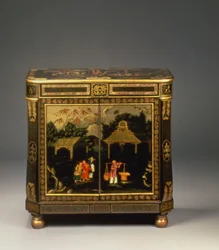 Regency-bijzetkast van zwart gelakt tole peinte, met voordeuren beschilderd met figuren van kooplieden in een landschap, zeldzaam, ca. 1815