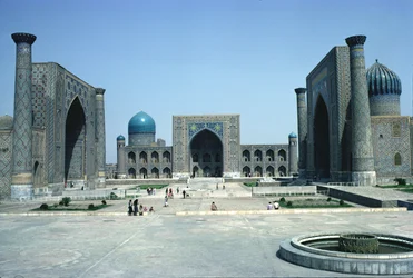 Registan, met de drie Mohammedaanse religieuze colleges (madrasahs)