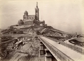 Religieuze architectuur: buitenaanzicht van de Basiliek van Notre Dame de la Garde, ook wel de 