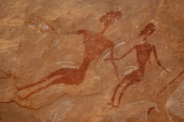 Rotstekeningen, Prehistorie: (detail) van een rotsschildering van twee figuren in een versierd onderkomen, in het Uweinat-massief, Egypte. (Periode van 8000 tot 3000 jaar v.Chr.). Fotografie
