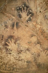 Rotstekeningen, Prehistorie: Negatieve handen in een grot van Ouadi el Obeyd in de Witte Woestijn, Egypte. Periode van 8000 tot 3000 jaar v.Chr. Fotografie