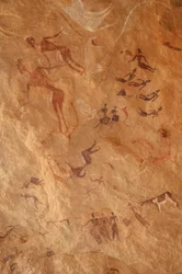Rotstekeningen, Prehistorie: Rotsschildering van een grote groep personages en vee in een versierde schuilplaats, in het Uweinat-massief, Egypte. (Periode van 8000 tot 3000 jaar v.Chr.). Fotografie
