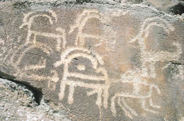 Rotstekeningen in de Hunza-vallei, nabij het archeologische gebied Karimabad, Pakistan