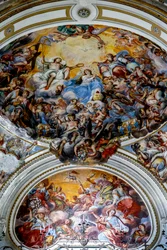 Kerk van San Benedetto (Sint-Benedictus), Catania, Sicilië (Italië). Detail van het plafondfresco (18e eeuw) met de kroning van Maria.