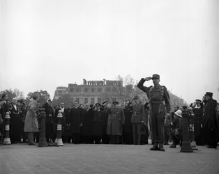 Tweede Wereldoorlog (1939-1945): Parijs (Frankrijk) 11 november 1944: Tijdens de viering van de Wapenstilstand van 1918, de Britse premier Winston Churchill en generaal De Gaulle die net een bloemenkrans hebben gelegd op het graf