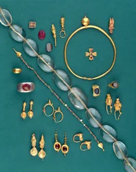 Selectie van Romeinse, Byzantijnse en Achaemenidische sieraden, van c.1000 v.Chr. tot 7e eeuw n.Chr. (goud, zilver, agaat, rode jaspis, bot en glas)