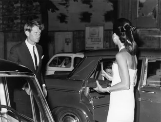 Senator Robert Kennedy met zijn vrouw. Via Veneto. Rome. 1966