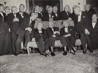 Sir Winston Churchill en Dwight D. Eisenhower bij een diner in Winfield House, het huis van de Amerikaanse ambassadeur in Londen