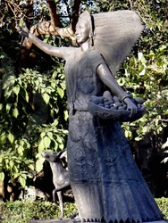 Standbeeld van Dolores Olmedo