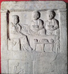 Stela reliëf van een begrafenisbanket (steen) met Griekse inscriptie, Klein-Azië