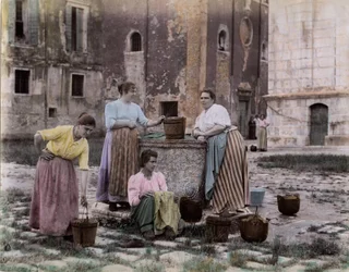 Straatscène op het Campo San Pietro in de wijk Castello, vrouwen ontmoeten elkaar bij de put, Venetië. 19e eeuw
