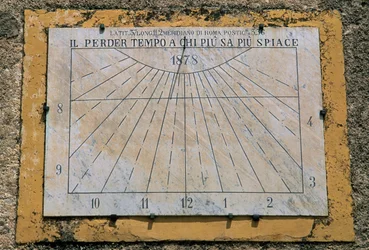 Zonnewijzer, zijmuur van de Kerk van Maria Santissima Assunta, Palazzo Adriano, Sicilië, Italië