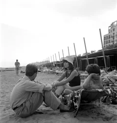 De actrice Elsa Martinelli op het strand van Lido in Venetië - 1964