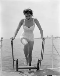 De actrice Tania Weber op het strand van Venetië Lido - 1952