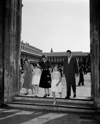 De zakenman Henry Ford II met zijn familie op het San Marcoplein in Venetië - 1951