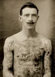 Getatoeëerde Britse zeeman tijdens de Grote Oorlog van 1914-18 (vooraanzicht)