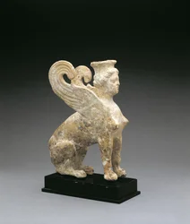 Terracotta figuur van een sfinx, uit Zuid-Italië, Grieks, laat 5e-begin 4e eeuw v.Chr.