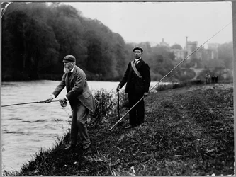 De 8e hertog van Devonshire aan het vissen op de Blackwater met Lismore Castle op de achtergrond, ca. 1889