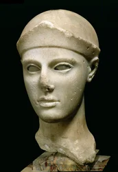 De Athena van Aegina, met een helm, hoofd van een standbeeld, Grieks, Aeginetisch, ca. 460 v.Chr.
