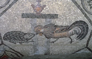 De haan en de schildpad, detail van een decoratieve vloer met christelijke afbeeldingen en heidense symbolen, ca. 313 n.Chr.