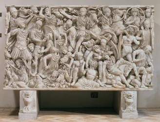 De Ludovisi-sarcofaag met hoogreliëfvoorstelling van de Romeinen die tegen de barbaren vechten, 250-80 AD