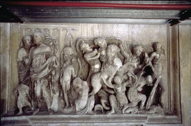 De Achtergevel, detail van antieke reliëfdecoratie (sommige stukken van de Ara Pacis van Augustus) die een gevechtsscène uitbeelden (steen)