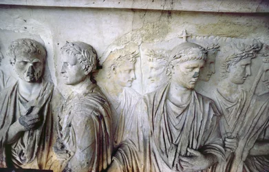 De achtergevel, detail van antieke reliëfdecoratie (enkele stukken van de Ara Pacis van Augustus) die een groep Romeinse burgers toont