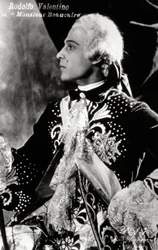 De beroemde stomme filmacteur Rodolfo Valentino in een uitgebreid toneelkostuum uit de achttiende eeuw voor de film 