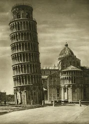 De scheve toren en apsis van de dom (duomo) van Pisa in 1925
