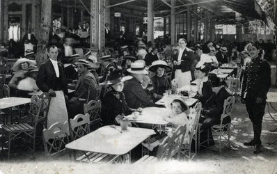 Thermisch toerisme: uitzicht op een restaurant in Vichy en zijn clientèle van kuurgasten, Allier ca. 1905