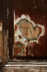 Tijd markeringen. Abstracte kunst die vormen toont als getuige van het verstrijken van de tijd. Sporen op hout. Fotografie door Michel Lunardelli