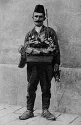 Turkije. Oosterse autolycus die zijn waren verkoopt op de markt. 1920