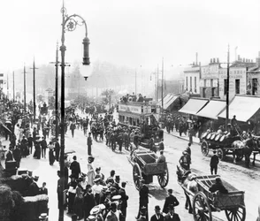 Verenigd Koninkrijk: Een drukke scène op Uxbridge Road. Shepherds Bush, Londen