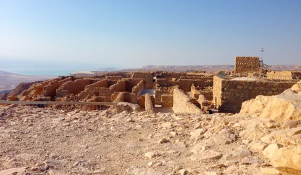 Uitzicht vanaf Masada op de Dode Zee (foto)
