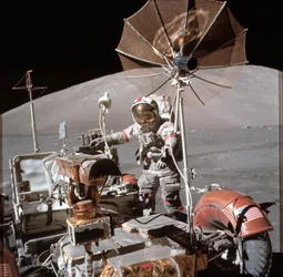 Zicht op astronaut Eugene Cernan naast het Lunar Roving Vehicle tijdens EVA
