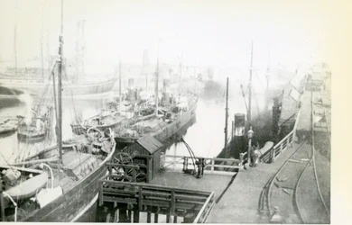 Uitzicht op Blyth Harbour stroomafwaarts met veel schepen die wachten om te laden