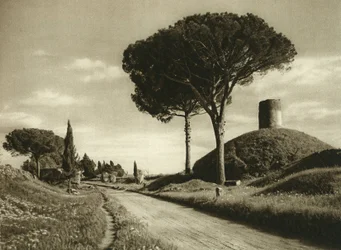 Uitzicht op de Via Appia. Het is een van de belangrijkste Romeinse wegen met veel nog zichtbare overblijfselen