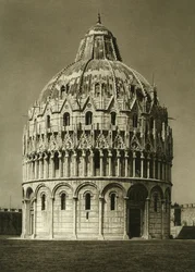 Zicht op het Baptisterium van Pisa