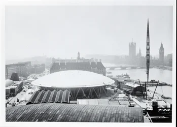Uitzicht op de Koepel van Ontdekking gebouwd voor het Festival of Britain, geopend op 4 mei 1951 (zwart-wit foto)